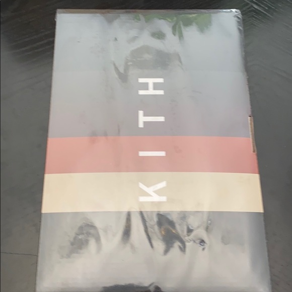 Kith x Bearbrick 100% & 400% - Picture 2 of 6